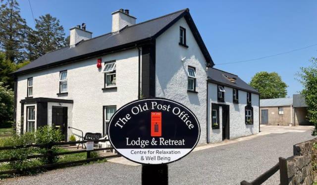 The Old Post Office Lodge 恩尼斯基林 外观 照片